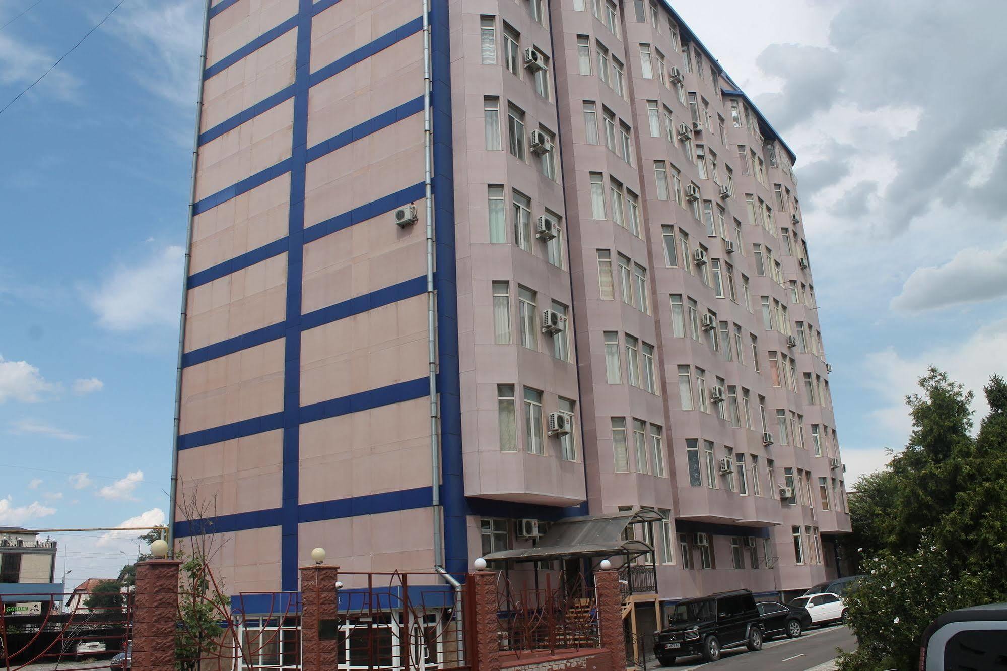 Golden Dragon Aparthotel บิชเคก ภายนอก รูปภาพ